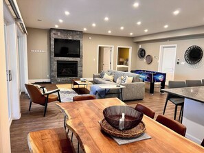 Hus - 2 soveværelser - terrasse - søudsigt | Spisestue