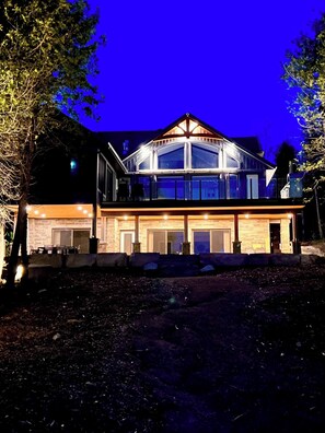 Hus - 2 soveværelser - terrasse - søudsigt | Overnatningsstedets indgangsparti