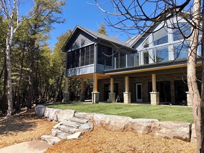 Hus, 2 soverom, terrasse, utsikt mot innsjø | Inngang