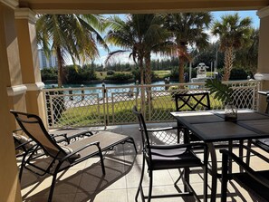 Outdoor dining - Walk to Bahamia Beach (Freeport)