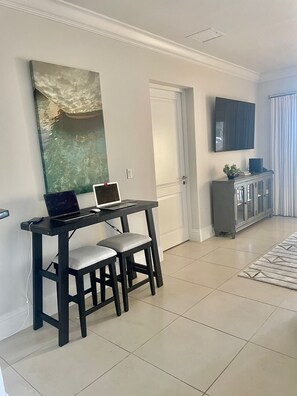 Interior - Walk to Bahamia Beach (Freeport)