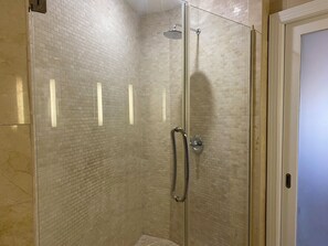 Dusche, Handtücher, Seife, Shampoo