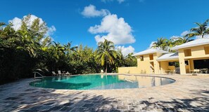 Pool - Walk to Bahamia Beach (Freeport)