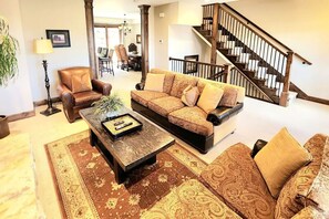 Smart TV, fireplace - Charming Home, walkable to lifts (Summit County)