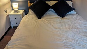 2 chambres, fer et planche à repasser, draps fournis