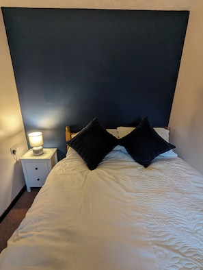 2 slaapkamers, een strijkplank/strijkijzer, beddengoed