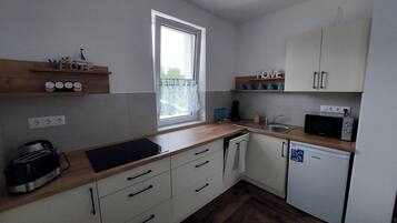 Kühlschrank, Mikrowelle, Herdplatte, Geschirrspüler