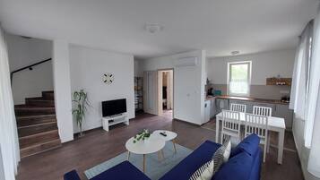 Smart-TV, Kamin, Tischtennisplatte