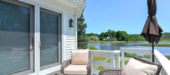 Mill Pond Cottage: Timeless Gloucester Elegance