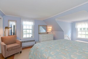 4 bedrooms, desk, iron/ironing board, WiFi