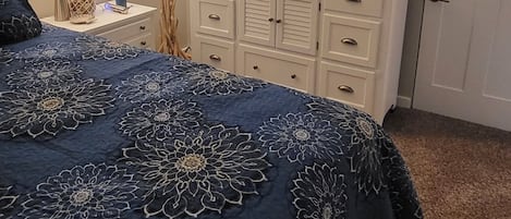 1 chambre, bureau, fer et planche à repasser, lit parapluie