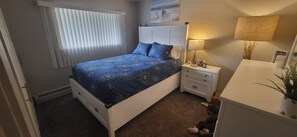 1 bedroom, desk, iron/ironing board, travel cot - Aurora on the Medical Mile - Crisp Cozy Certified - Extended stay friendly (Grand Rapids)