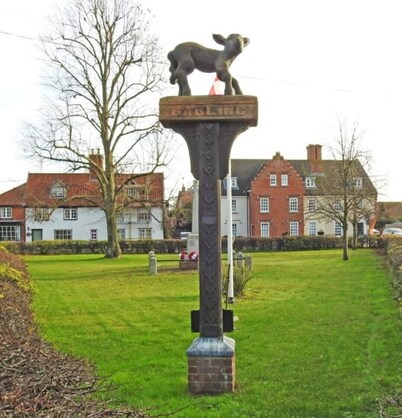 The Lodge - Luxury stay with Hot tub, fire-pit, 2 acres of private garden