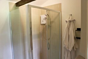 Dusche, Haartrockner, Handtücher, Toilettenpapier