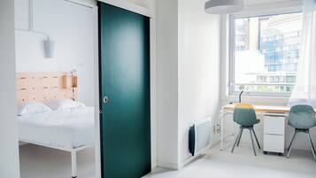 Een laptopwerkplek, geluiddichte muren, gratis babybedden, gratis wifi