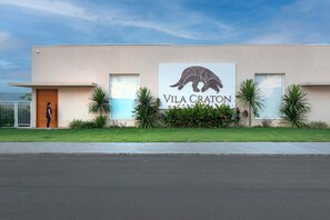 A building with a sign reading "Vila Craton."