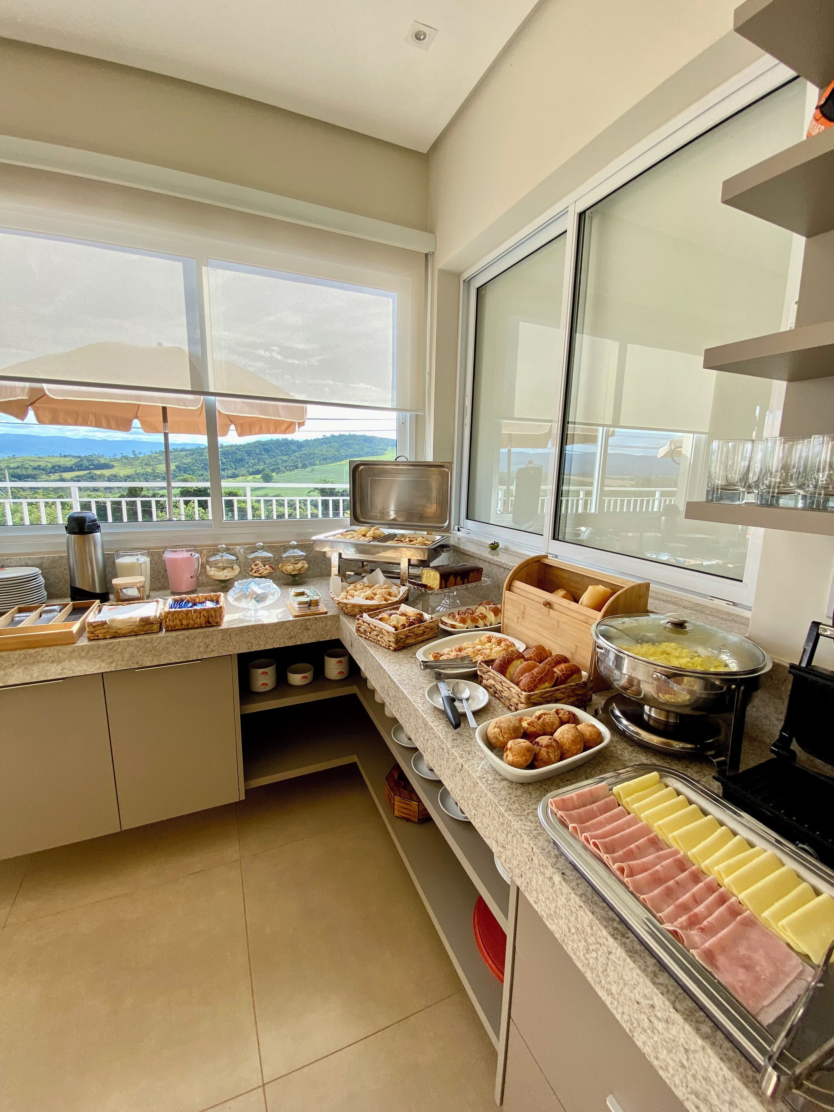 Una cocina con servicio de buffet, que incluye diversos alimentos y vistas al exterior.