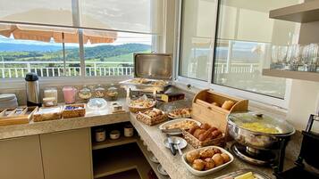Una cocina con servicio de buffet, que incluye diversos alimentos y vistas al exterior.