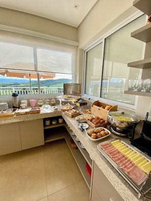Tägliches inbegriffenes großes Frühstück