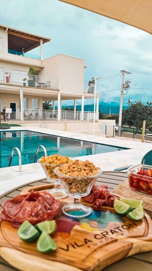 室外游泳池，08:00 至 21:00 开放，池畔遮阳伞，日光浴躺椅