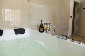 Ducha, bañera de hidromasaje, secador de pelo y toallas