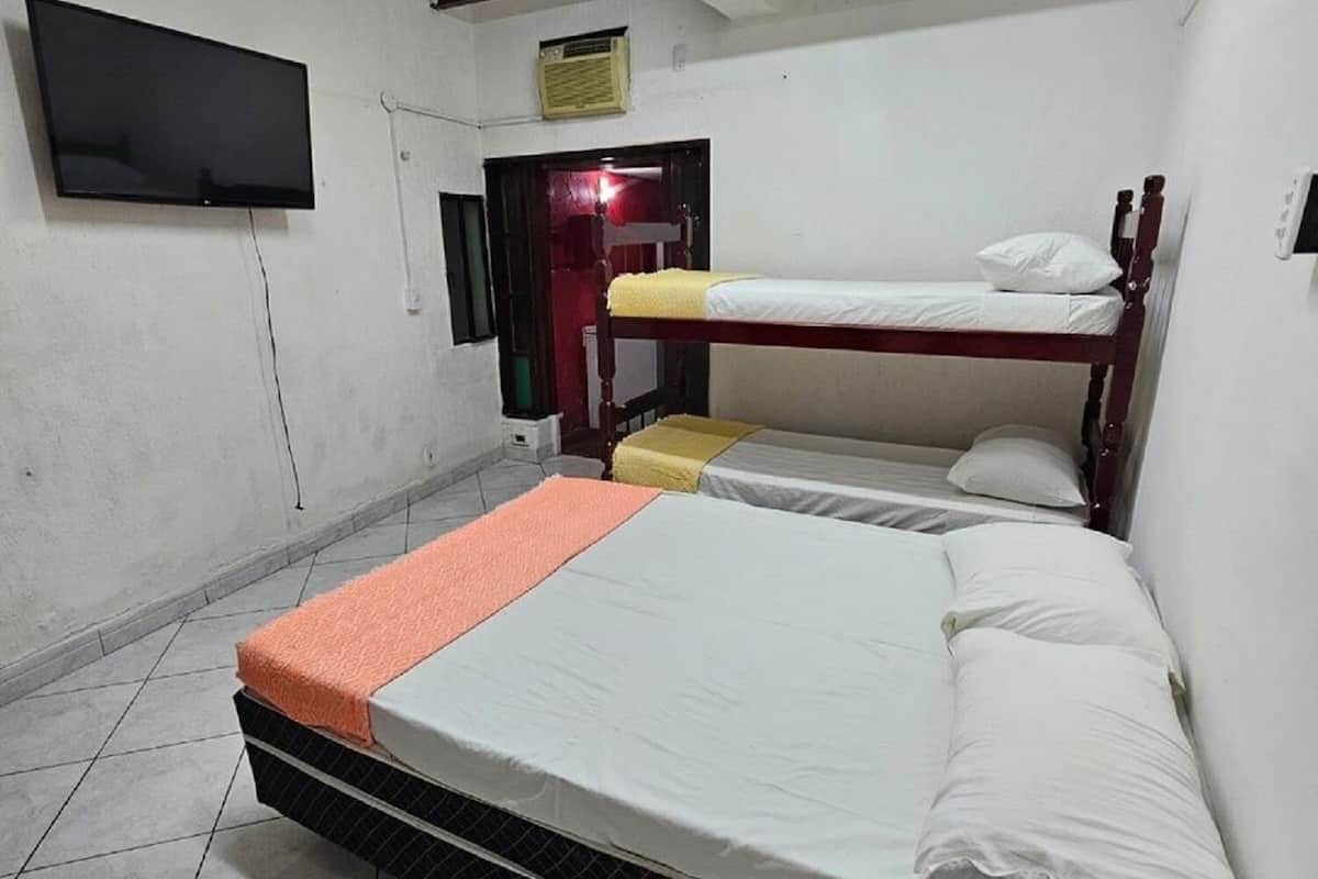 Kamar Quadruple Ekonomi | Seprai antialergi, Wi-Fi gratis, dan seprai linen