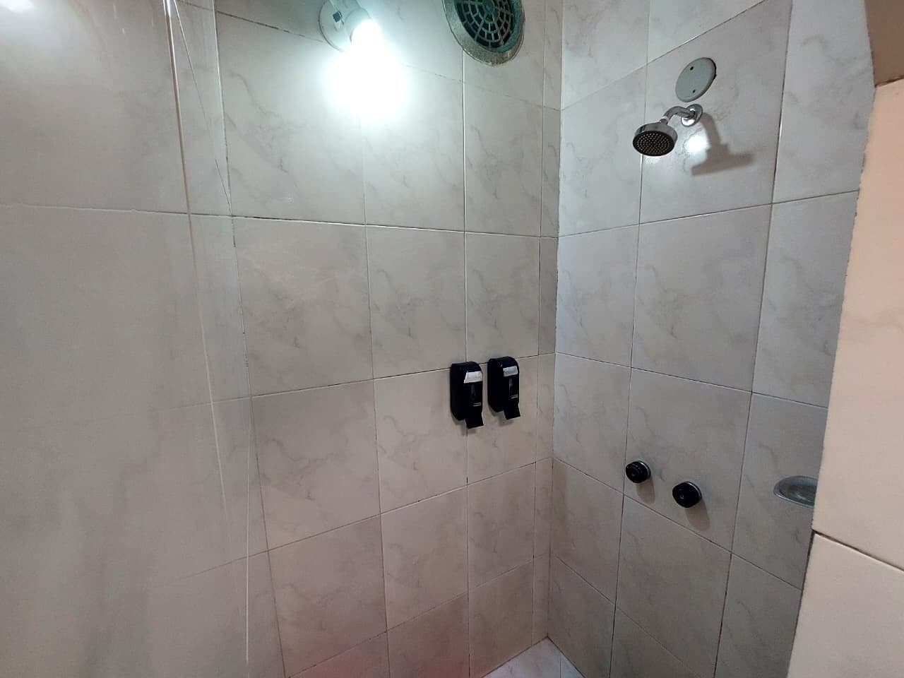 Quarto quádruplo econômico | Banheiro | Sabonete, shampoo, papel higiênico 