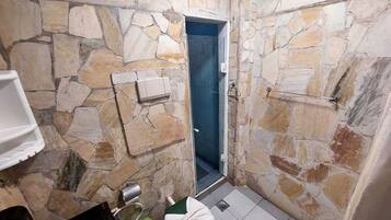 Chambre Double Standard | Salle de bain | Savon, shampoing, papier toilette