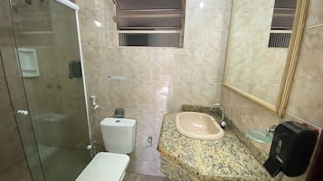 Standard Double Room | Bathroom | Soap, shampoo, toilet paper