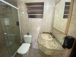 Comfort Double Room | Bilik Mandi | Pancuran mandi, hulu semburan mandi hujan, tuala disediakan, sabun 