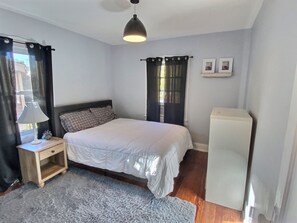 2 عدّة غرف نوم و مكواة/لوح كي وواي فاي وملاءات أسرّة