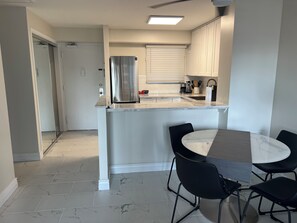 Dining - Waikiki Condo high walk score, 2 Bdrms w/doors, pullout sofa (Honolulu)