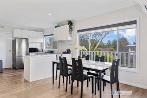 Kylskåp, mikrovågsugn, diskmaskin och kaffe- och tebryggare