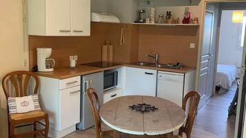 Fridge, microwave, oven, cookware/dishes/utensils