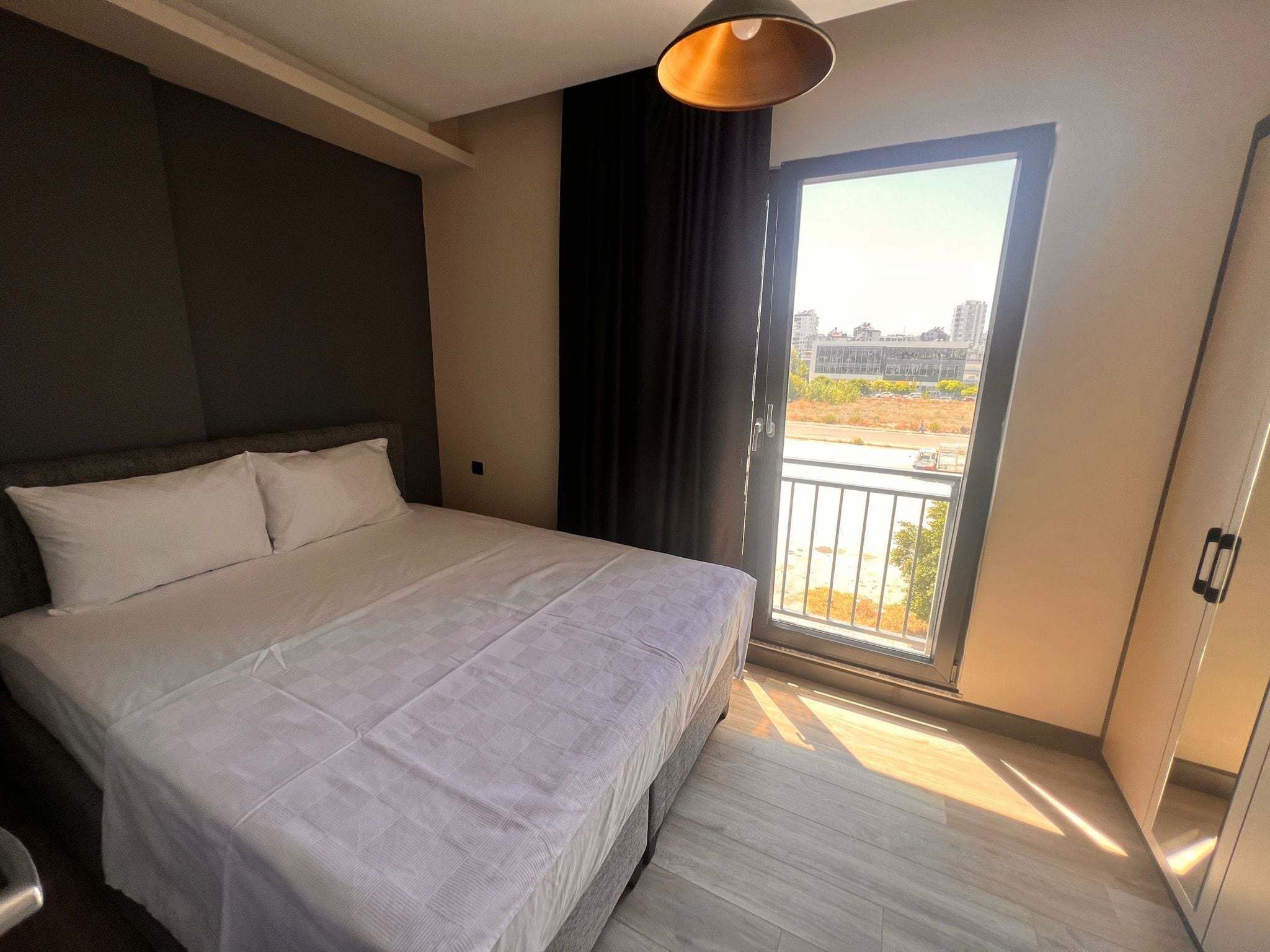 Deluxe-Apartment | Hochwertige Bettwaren, Schreibtisch, schallisolierte Zimmer