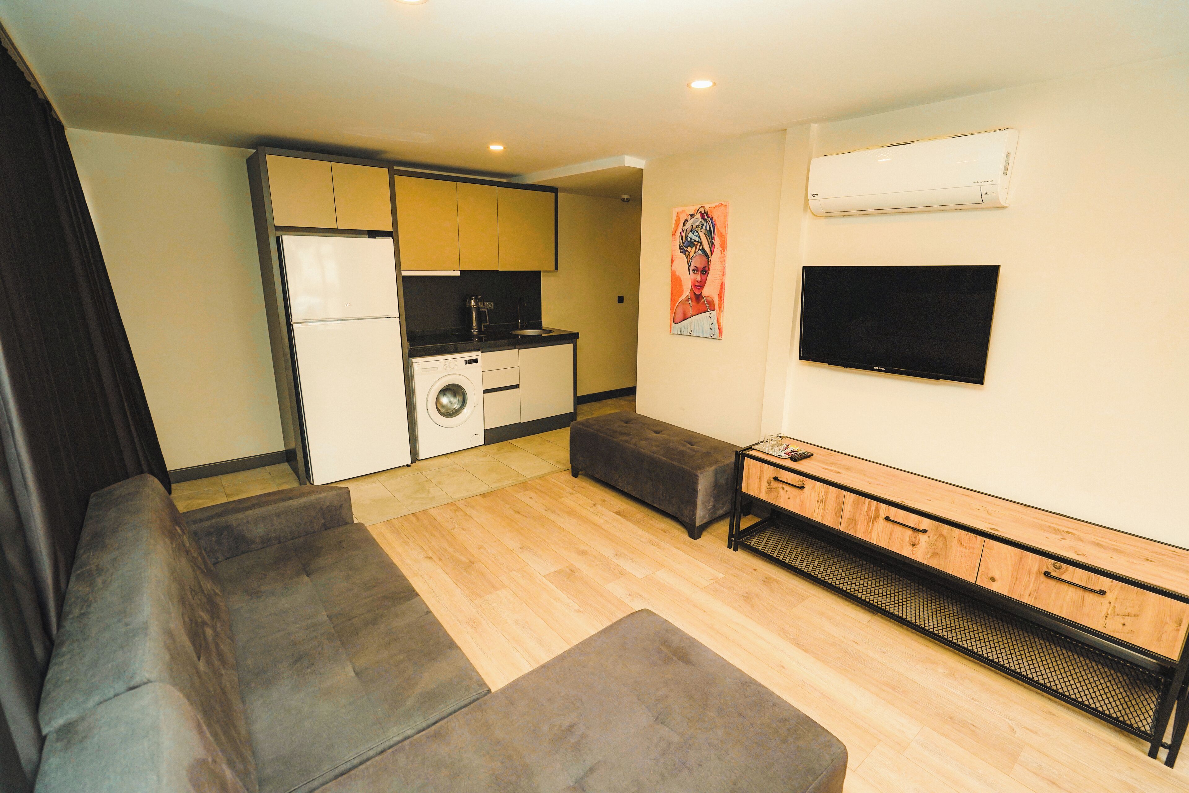 Family Apartment | Premium bedding, desk, soundproofing, iron/ironing board