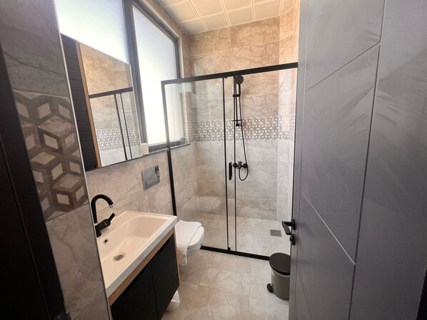 Classic Apartment | Bathroom | Shower, rainfall showerhead, eco-friendly toiletries, hair dryer - Hayal Fener (Antalya)