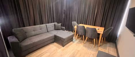 Apartamento família | Área de estar | TV LED 42 polegadas com canais via satélite