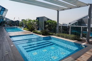 Outdoor pool - Lusso Hometels J One (Dubai)