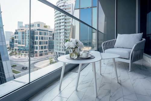 Lusso Hometels J One