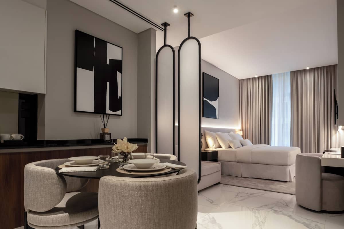 Relax in a stylish living space with a dining area, comfortable seating, and a modern kitchen.