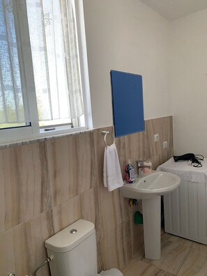 Shower, hair dryer, towels, soap - Relaxing apartment with a terrace in Sarandë (Sarandë)