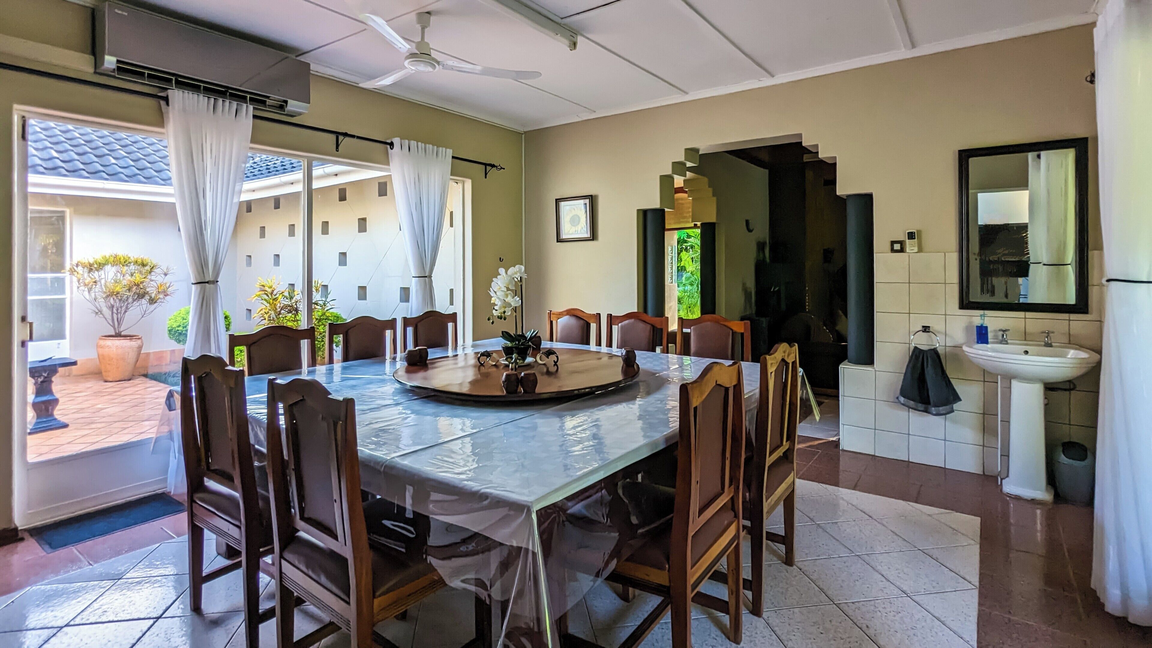 Villa, 5 slaapkamers, balkon, uitzicht op tuin | Dineerruimte