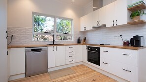 Mikrowelle, Ofen, Geschirrspüler, Wasserkocher mit Kaffee-/Teezubehör