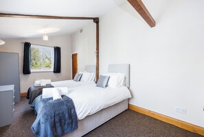 2 bedrooms, iron/ironing board, WiFi, bed sheets - Cosy Cottage in the Heart of Bromley (Bromley)