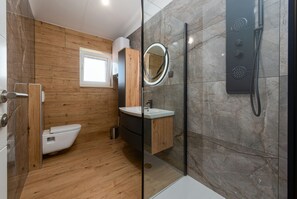 Villa, varias habitaciones, alberca privada, vista a la montaña | Baño | Regadera y toallas