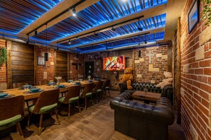 Villa, plusieurs chambres, piscine privée, vue montagne | Restauration dans la chambre