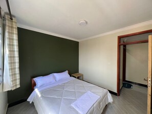 2 habitaciones, tabla de planchar con plancha, wifi y ropa de cama