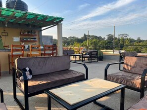 Outdoor dining - Del Cielo Apartment Hotel Entebbe (Entebbe)