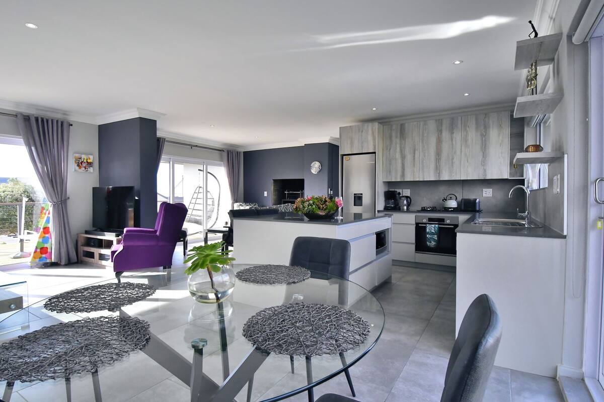 Deluxe Penthouse, Bay View | Living area | 32-inch flat-screen TV with satellite channels